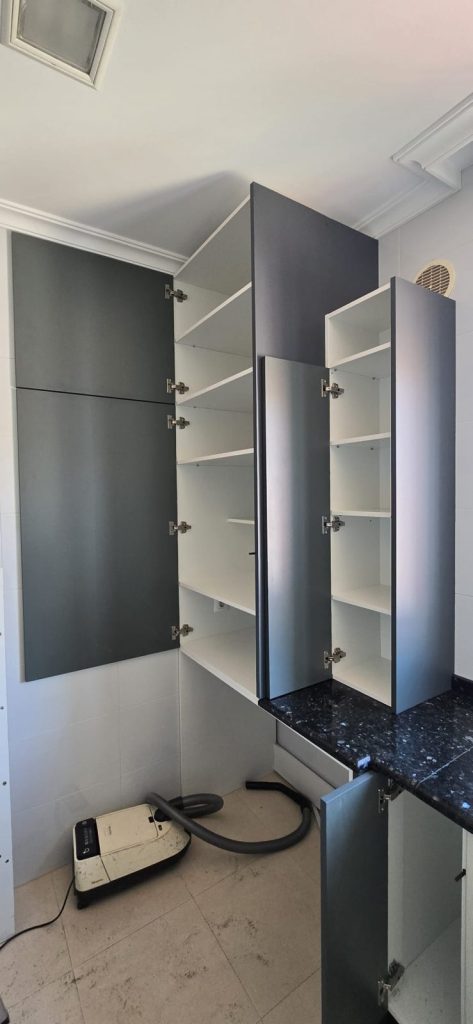 Módulos de almacenaje con baldas interiores, Carpintería Coruxo (Vigo)