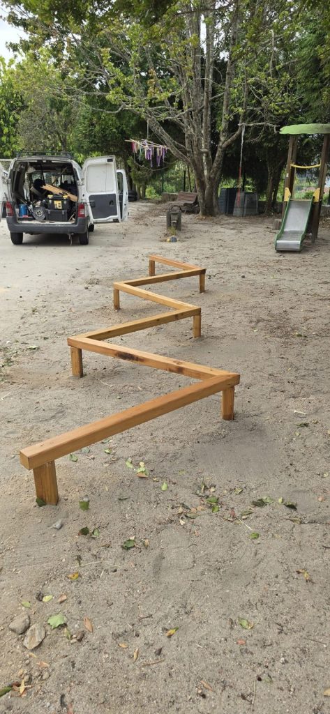 Bancos de madera en zigzag para exterior, Carpintería Coruxo (Vigo)