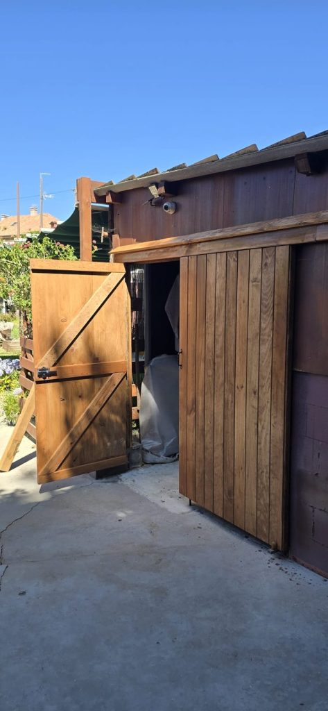 Cobertizo con puertas de madera abiertas, Carpintería Coruxo (Vigo)