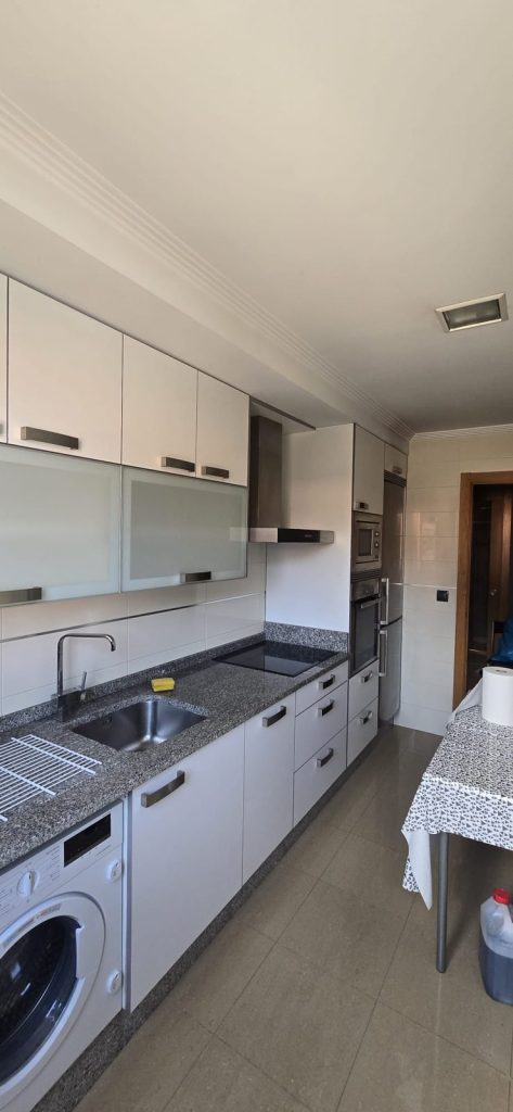 Cocina en blanco y gris con zona de lavado, Carpintería Coruxo (Vigo)