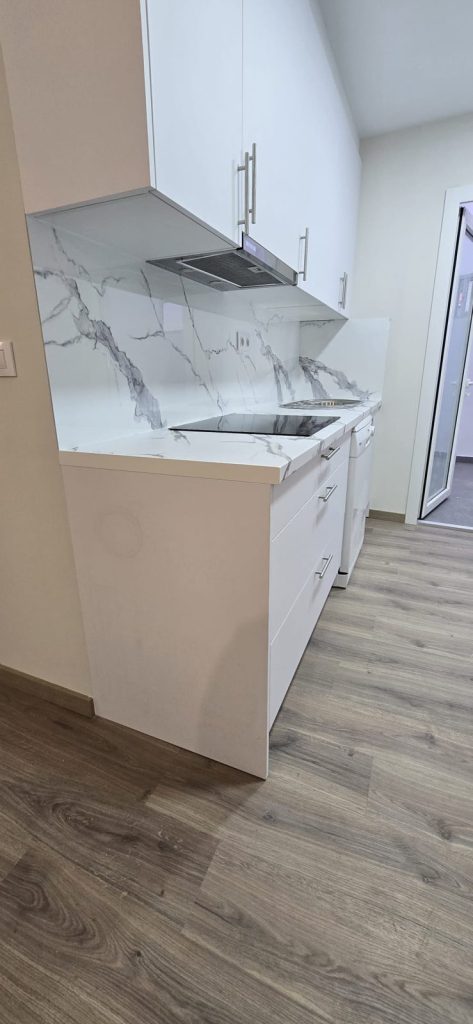 Detalle de cocina blanca con fregadero bajo encimera, Carpintería Coruxo (Vigo)
