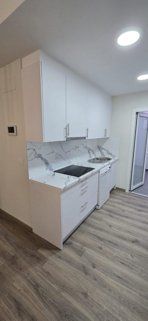 Cocina con muebles altos y encimera de mármol, Carpintería Coruxo (Vigo)