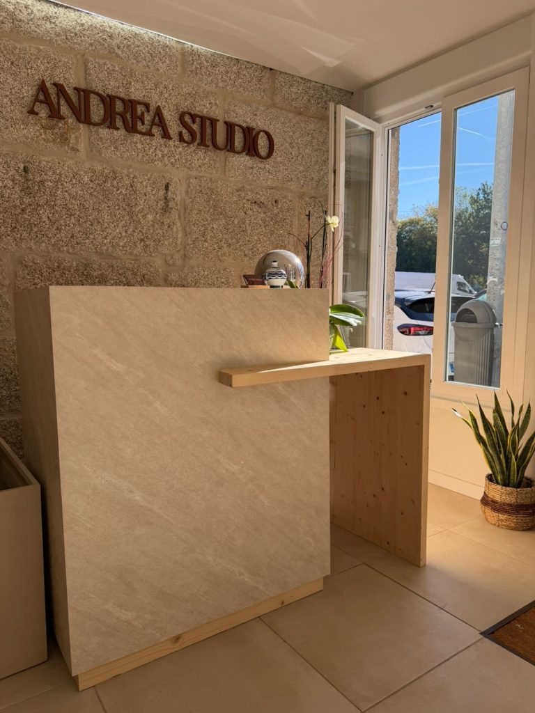Mostrador de recepción de madera hecho a medida para un estudio de belleza en Vigo