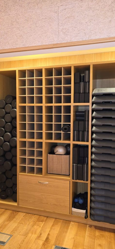 Mueble de almacenaje de madera con botellero y baldas a medida