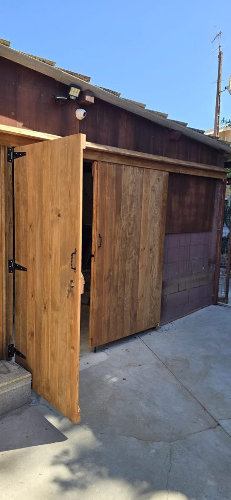Puertas de madera maciza a medida para un cobertizo exterior