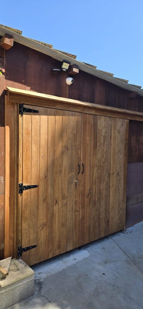 Puertas de madera para cobertizo, Carpintería Coruxo (Vigo)