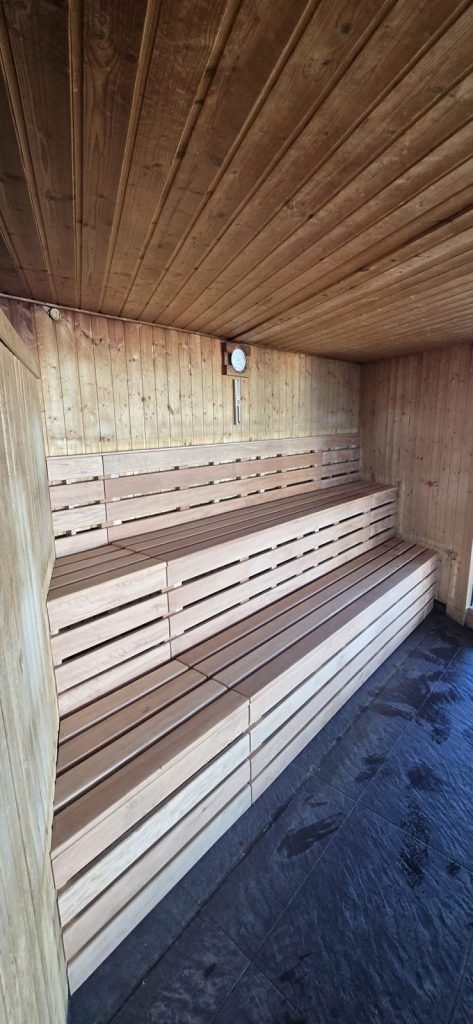 Sauna con bancos de madera escalonados, Carpintería Coruxo (Vigo)