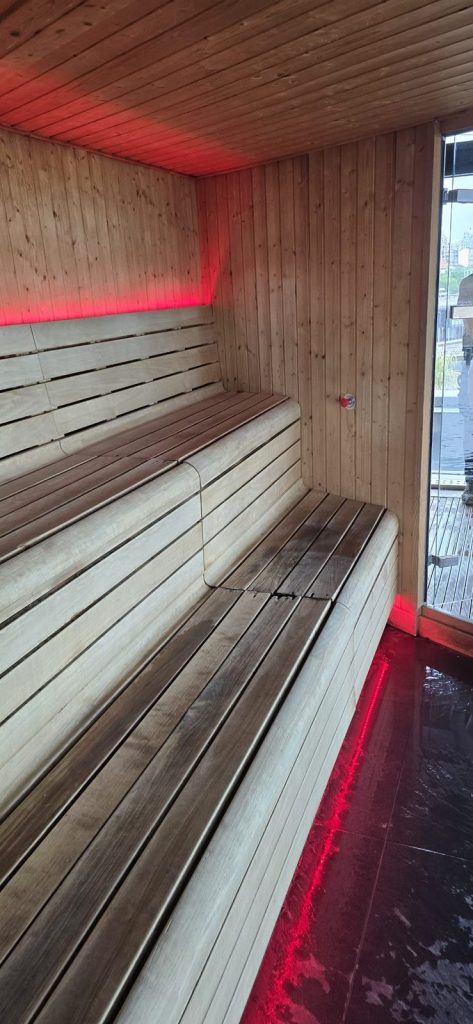Bancos de sauna en madera clara, Carpintería Coruxo (Vigo)