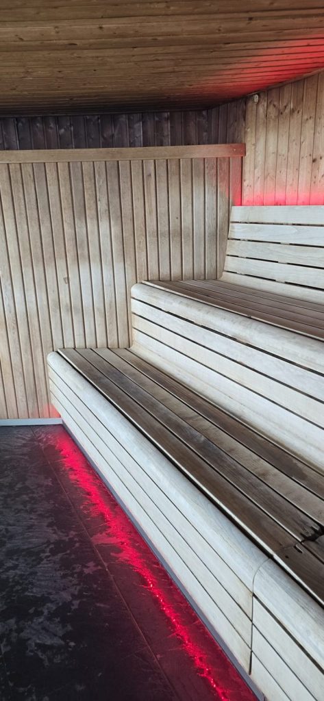 Sauna de madera con iluminación LED, Carpintería Coruxo (Vigo)